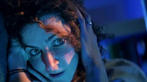 Violenţa asupra femeilor, sub lupă. Numărul victimelor, în creştere cu 10% în 2021. World Vision România lansează campania de educare „Poate te place”
