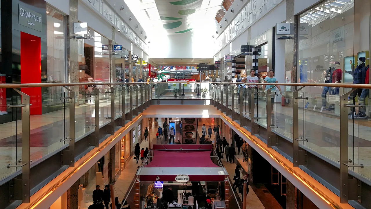 Alertă de incendiu într-un mall din Capitală. UPDATE: Oamenii au fost evacuaţi după ce a fost observat fum într-un magazin