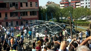 Un nou atentat la o altă secţie de poliţie din sud-estul Turciei, la doar o zi după un atac cu vehicul-capcană asupra unui sediu al poliţie din provincia Van. Cel puţin 6 morţi şi 90 de răniţi în total  - FOTO, VIDEO