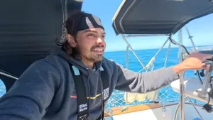 Un bărbat și pisica sa, virali pe internet după ce au pornit cu barca din Oregon spre Hawaii