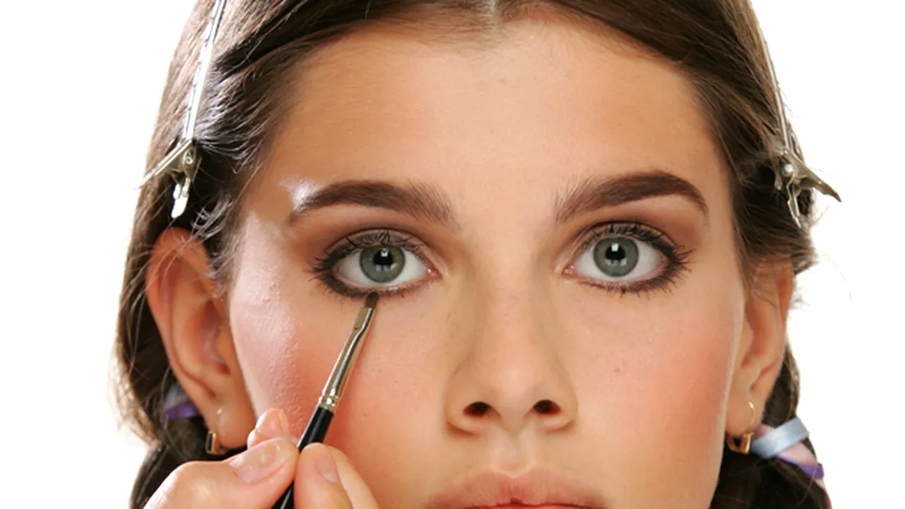 Cum te îmbolnăveşti testând cosmetice