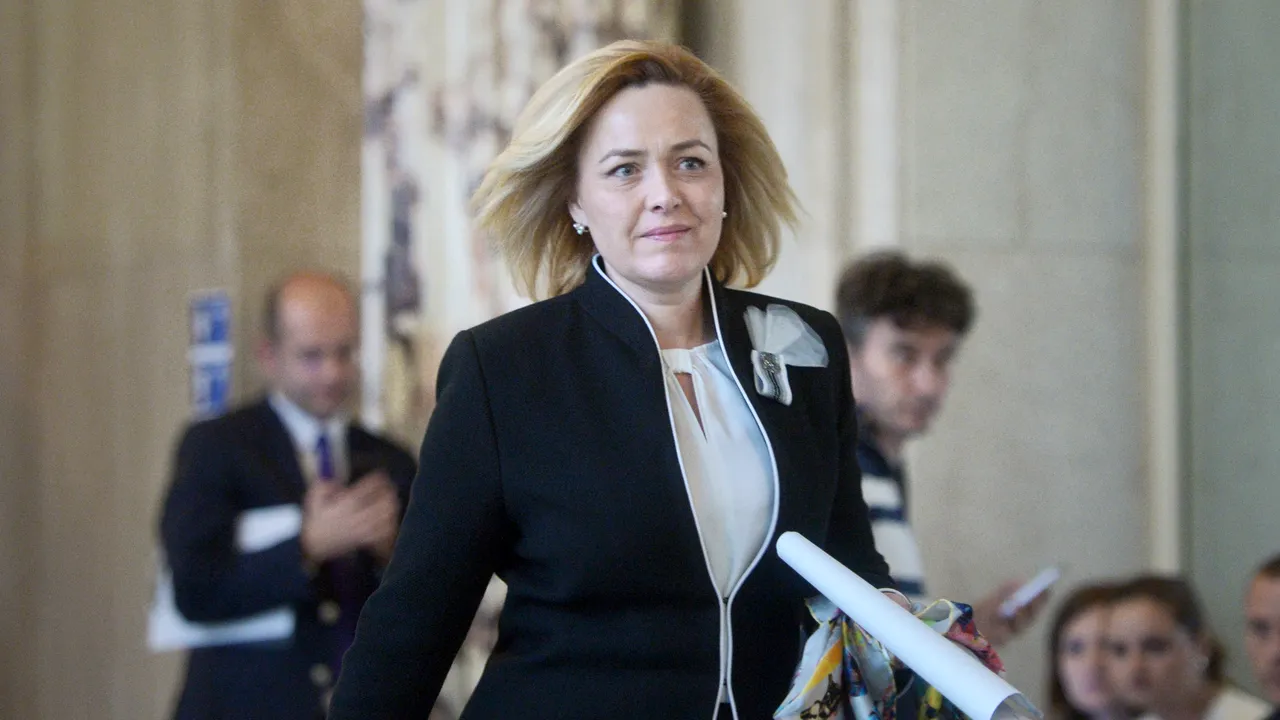 Tudose, despre dispozitivul găsit în locuinţă de ministrul de Interne: Dacă mă sună Carmen Dan, discutăm. Aşa să o întreb ce mai găseşte prin casă...