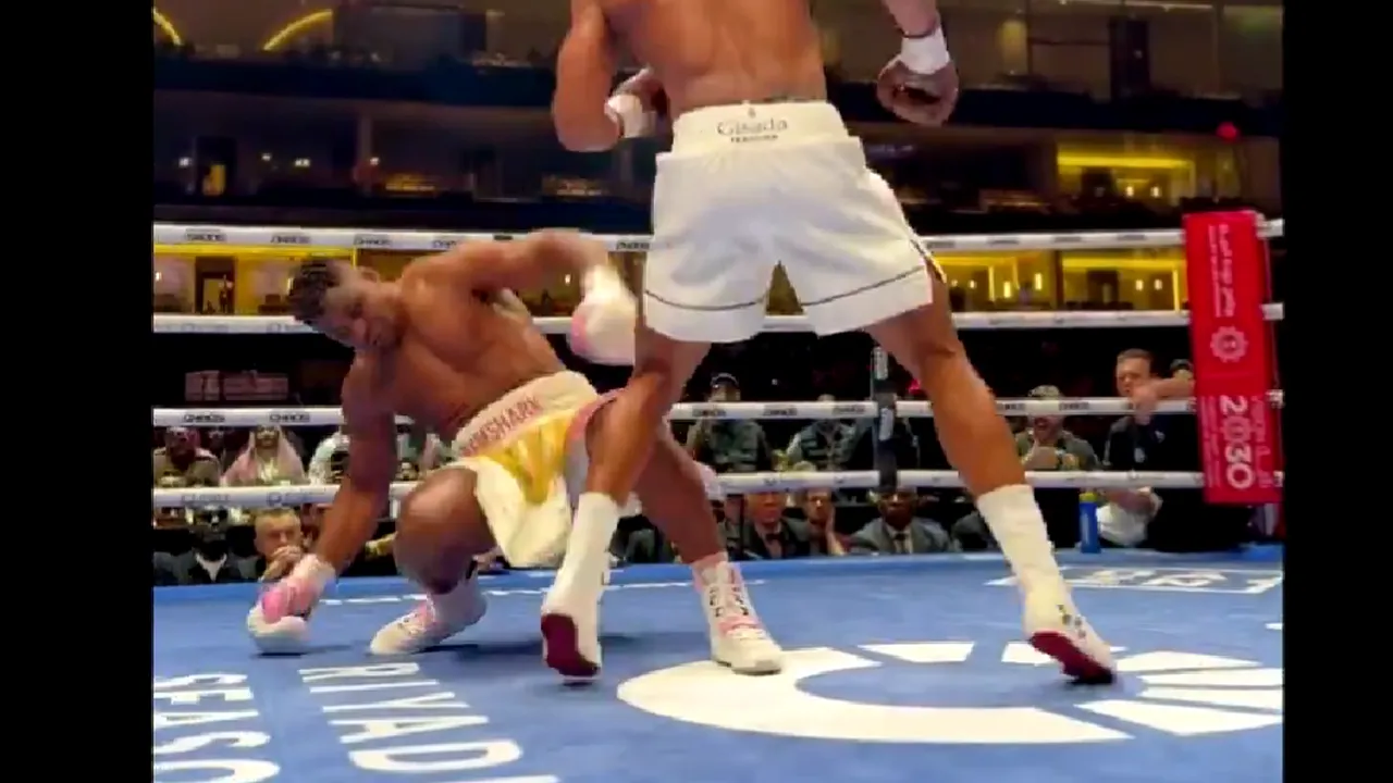 Anthony Joshua l-a făcut KO pe Francis Ngannou în a doua rundă a super meciului de la Riyadh. Fostul campion UFC a rămas minute întregi la podea după lovitura finală