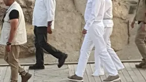 COMENTARIU Marius Oprea / Piramida din sufrageria lui Iohannis