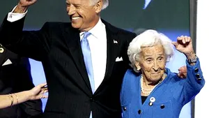 Mama lui Biden îi duşmănea atât de mult pe englezi încât a dormit pe podea, în loc să folosească patul Reginei Elisabeta
