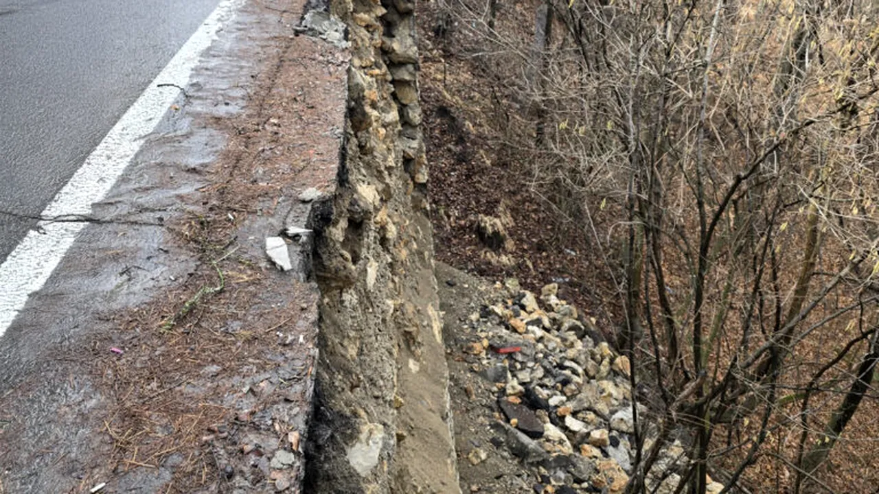 O porțiune de 10 metri din zidul de sprijin al drumului spre Poiana Brașov s-a prăbușit. Inspectoratul de Stat în Construcții va verifica stabilitatea întregii zone
