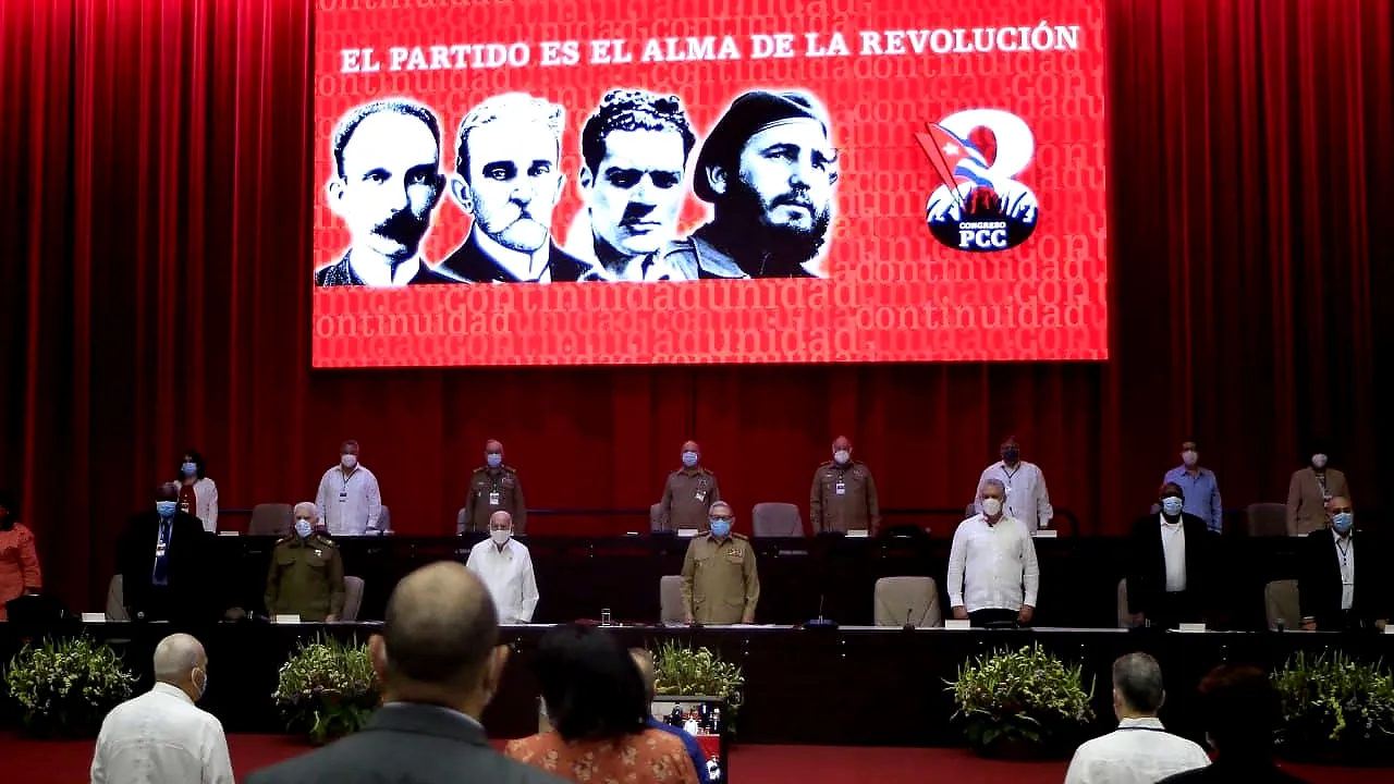 CIA a recrutat un pilot să prăbuşească avionul în care se afla fratele lui Fidel Castro. Agenţia a desecretizat mai multe documente