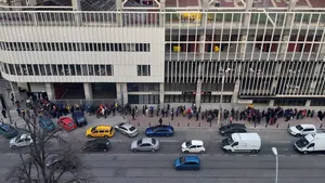 Coadă uriaşă surprisă la stadionul Rapid. Se inaugureză arena din Giuleşti