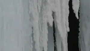 A îngheţat cascada cu apă termală din Topliţa VIDEO