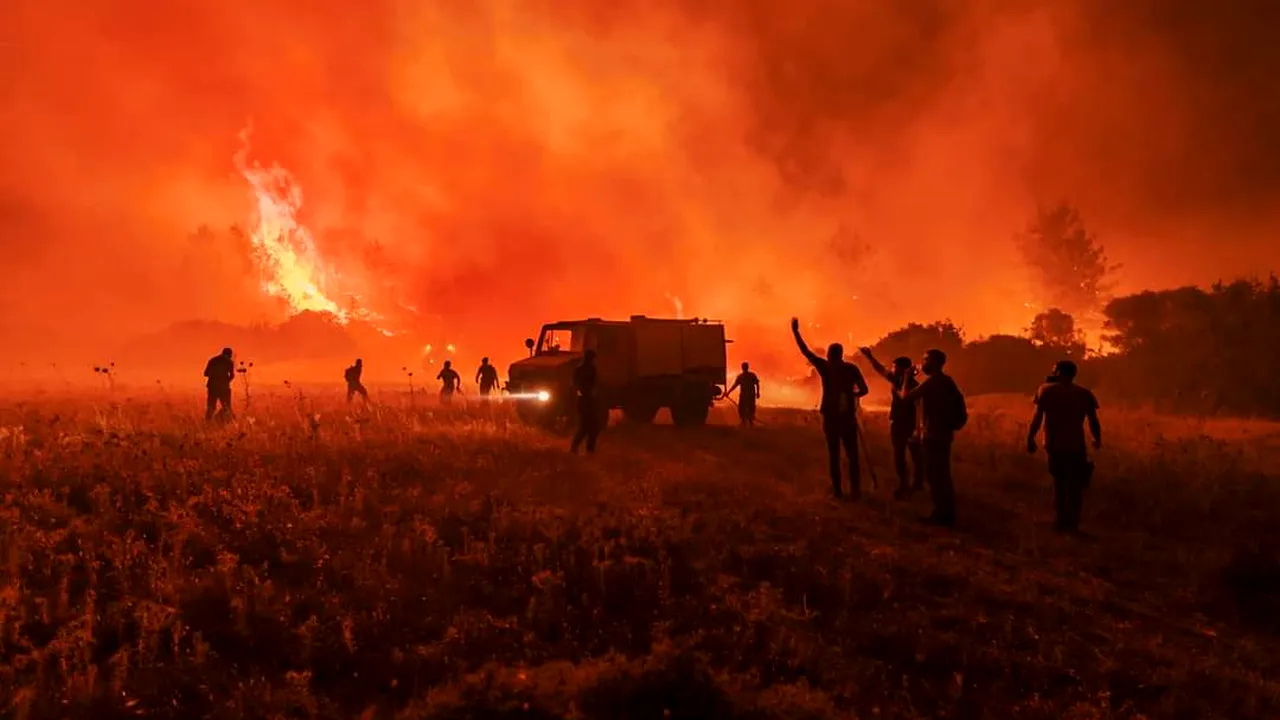 Zeci de pompieri români trimişi pe insula Rodos, devastată de incendii