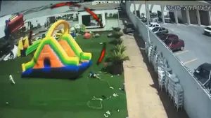 VIDEO Patru copii RĂNIŢI, după ce castelul gonflabil în care se jucau a fost luat de vânt 