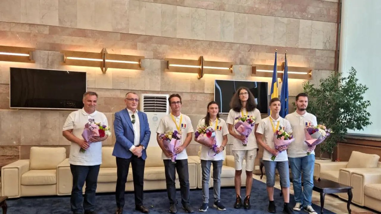 Ministrul Educaţiei i-a primit la aeroport pe elevii medaliaţi la Olimpiada de Informatică 