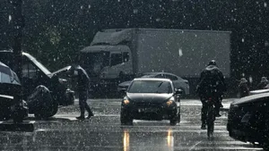 Vreme severă în București. ANM anunță cod galben de ploi torențiale, vânt puternic și grindină