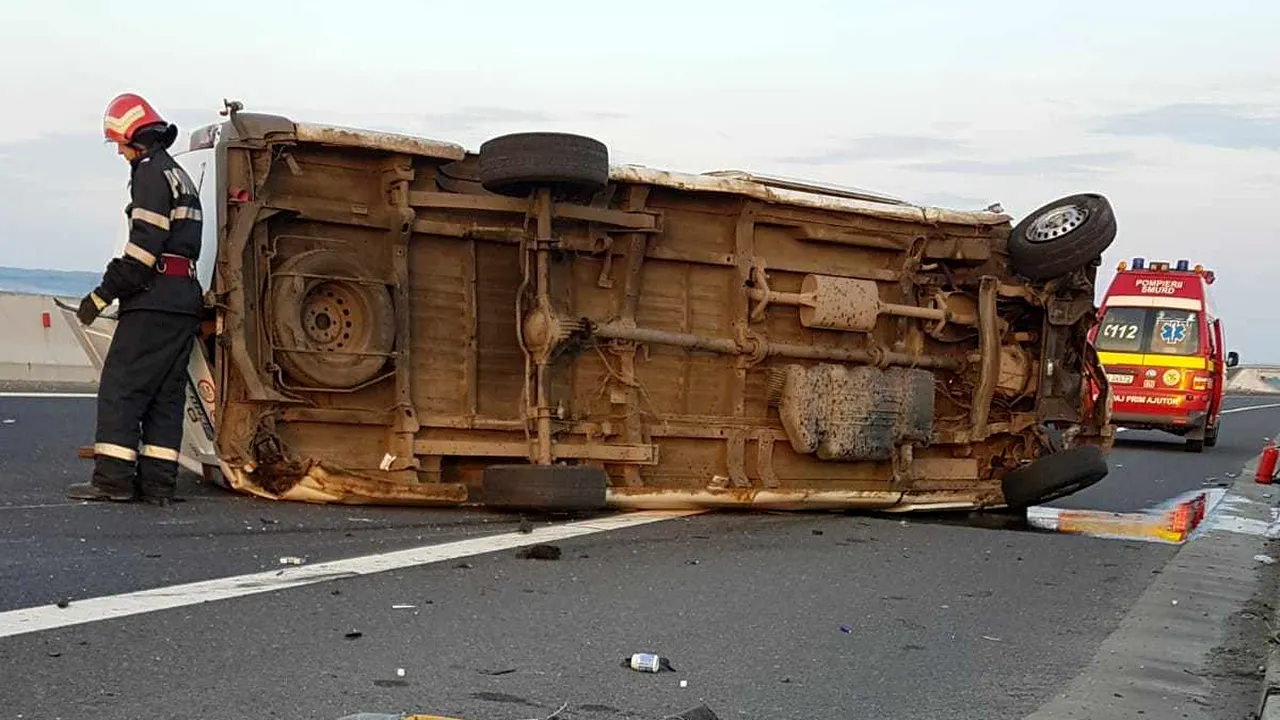 ACCIDENT pe autostradă: Şoferul unei autoutilitare, proiectat din maşina care s-a răsturnat după impact - FOTO