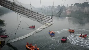 Bilanţul prăbuşirii podului din India creşte la 134 de morţi. Accidentul s-a petrecut în timpul festivalul dedicat zeului hindus al Soarelui 