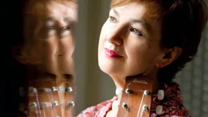 Cântăreaţa Mihaela Bustuchină Vlaicu lansează o carte şi un CD, vineri, la Bucureşti