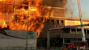 Incendiu uriaș la un centru de deșeuri din Paris