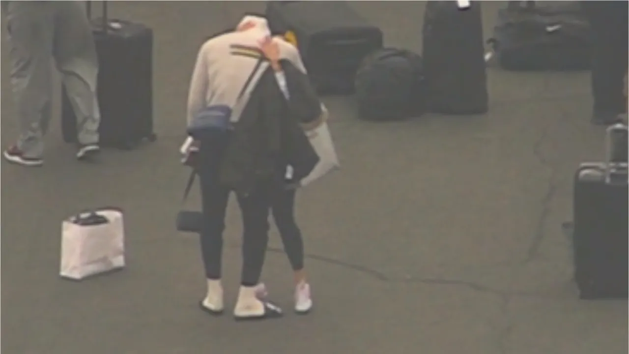 VIDEO | Le Bron James, în lacrimi pe aeroportul din Los Angeles. Acesta e îmbrăţişat de foştii colegi ai lui Kobe Bryant