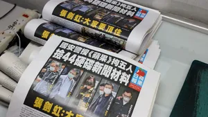 Cea mai importantă publicaţie pro-democraţie din Hong Kong se închide, în contextul unui asalt dur asupra jurnaliştilor