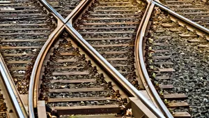 Locomotiva unui tren care transporta benzină a deraiat la intrarea în CF Măldăeni. Traficul este oprit