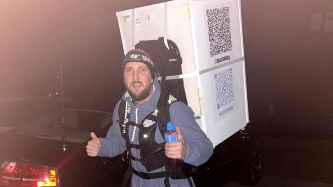 Un englez care se pregăteşte de maraton alergând cu frigiderul în spate

