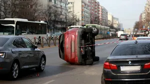 Accident grav lângă Spitalul Colentina. Șase mașini au fost implicate, una s-a răsturnat