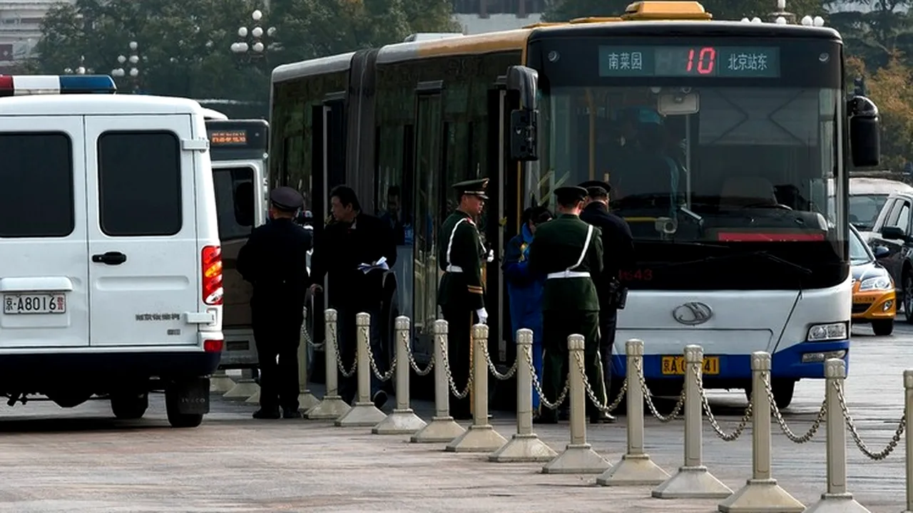 Un microbuz a lovit un grup de oameni într-o piaţă din Beijing: patru oameni au murit şi zeci de răniţi. Autorităţile susţin că nu pare a fi atac similar celor din Europa