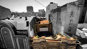 La Alhambra din Bucureşti se joacă de zor “Scandal”. Publicul e în pericol, spun arhitecţii. Primăria a oprit şantierul, investitorii se apără