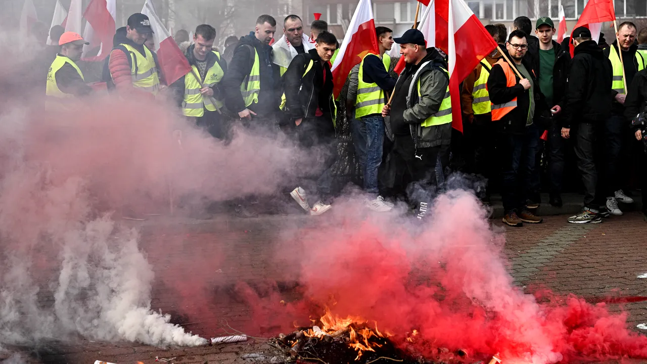 Fermierii polonezi au ars cauciucuri în faţa biroului premierului, într-o nouă rundă de proteste