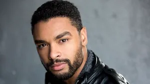 Prima reacţie a actorului Regé-Jean Page după ce a aflat că i-a fost refuzat rolul din cauza culorii pielii sale