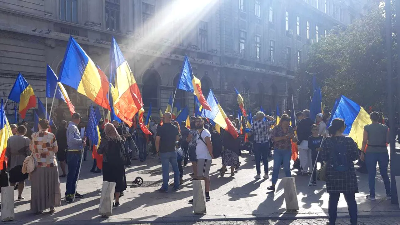 Protest în Piaţa Universităţii faţă de purtarea măştii. Protestarii cer anularea stării de alertă şi scandează „Libertate”