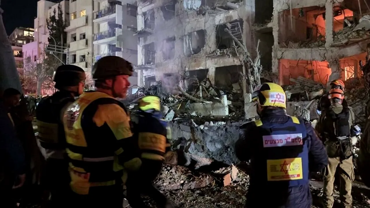 8 morți după ce o rachetă a lovit un bloc lângă Ierusalim