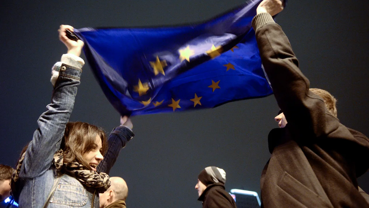 Zeci de persoane protestează în tăcere faţă de cozile din Diaspora, la Sibiu - VIDEO