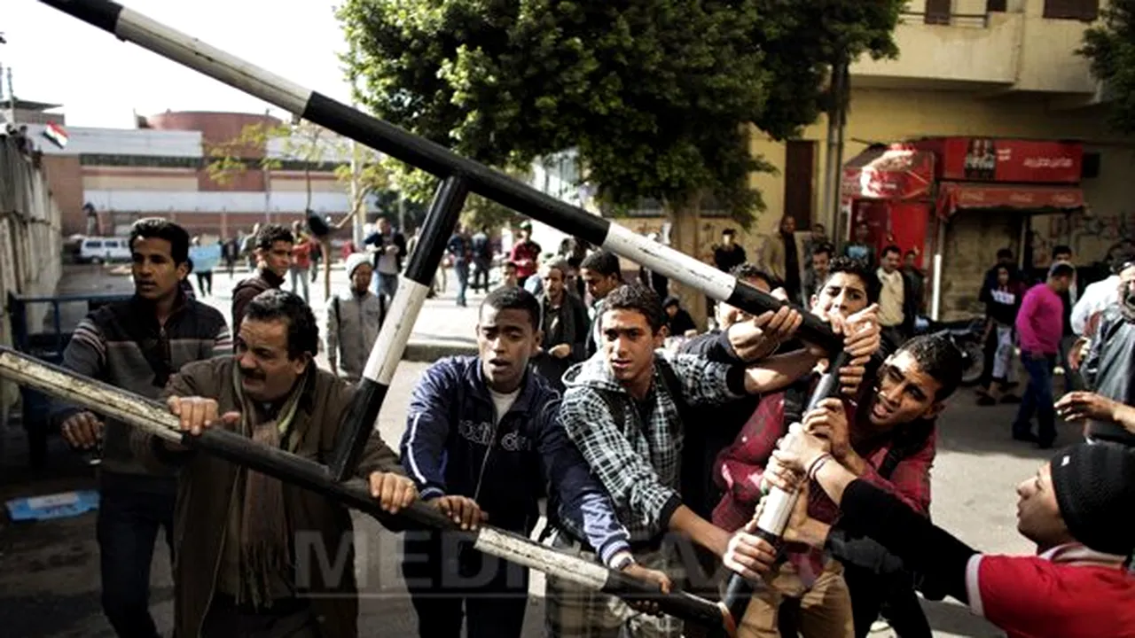 Sute de protestatari au trecut de bariere şi se îndreaptă spre Palatul prezidenţial din Cairo