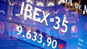 Aurul a depăşit 1.500 dolari/uncie iar pieţele globale au urcat la niveluri record