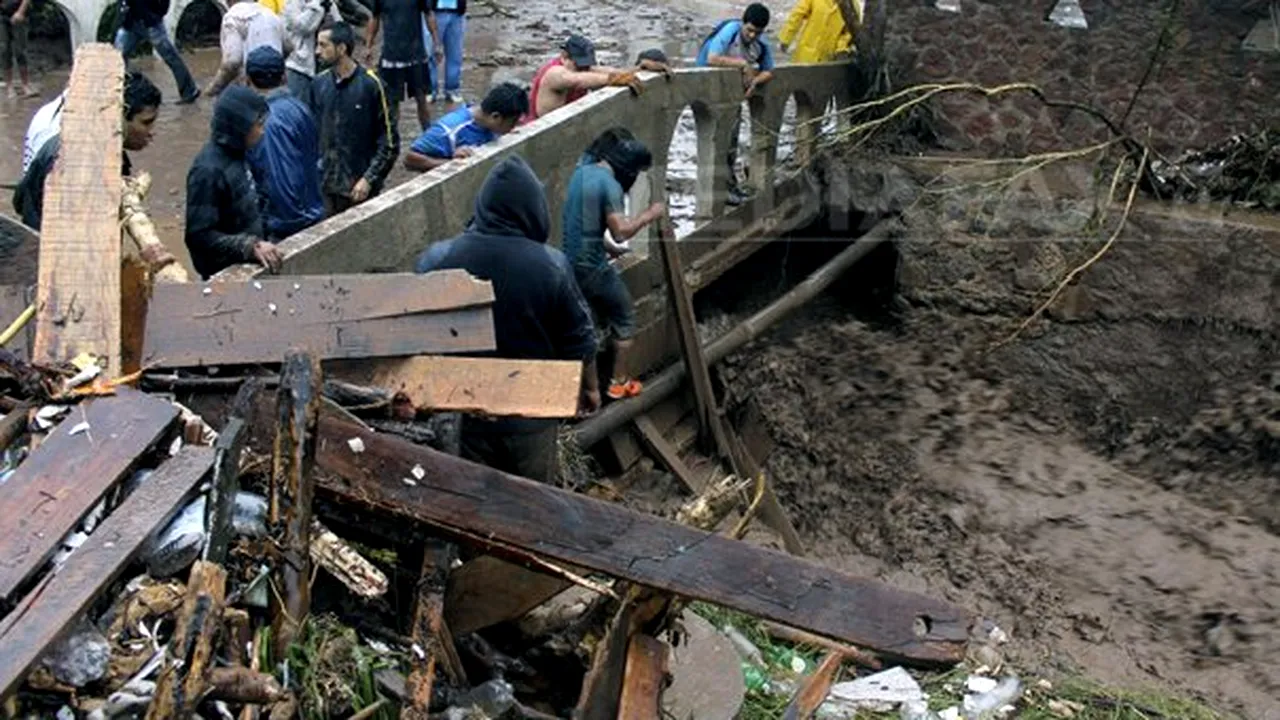 Cel puţin 21 de morţi în Mexic, prins între o furtună tropicală şi un uragan - FOTO