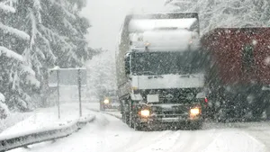Românii înzăpeziţi în Bulgaria refuză să părăsească autocarul pentru a fi cazaţi