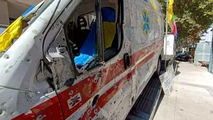 Ambulanță ucraineană ciuruită de gloanțe, expusă în fața ambasadei Rusiei din Portugalia