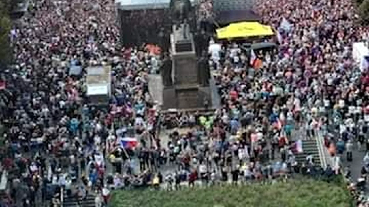Zeci de mii de persoane protestează la Praga faţă de măsurile guvernului, UE şi NATO