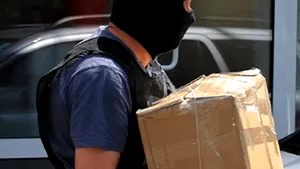 Percheziţii în cinci judeţe la membrii unei grupări care fura bani de pe carduri din SUA