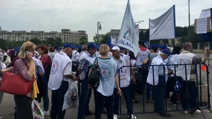 FOTO Profesorii, protest la Palatul Parlamentului. Dascălii ameninţă că închid şcolile din 12 iunie