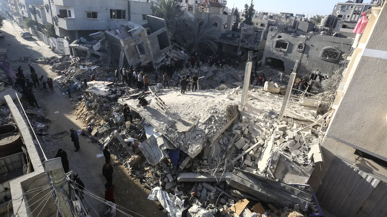 Războiul Israel - Hamas. Tancuri israeliene în centrul Khan Yunis. Drumul dintre oraş şi Rafah a fost blocat / Israelul are în vedere inundarea tunelurilor Hamas / ONU vorbeşte despre o situaţie apocaliptică în Gaza / Erdogan o ţine pe-a lui / Franţa pedepseşte un conducător Hamas