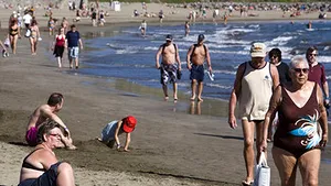 Cum pot pleca pensionarii români în vacanţe ieftine în Spania şi Cipru