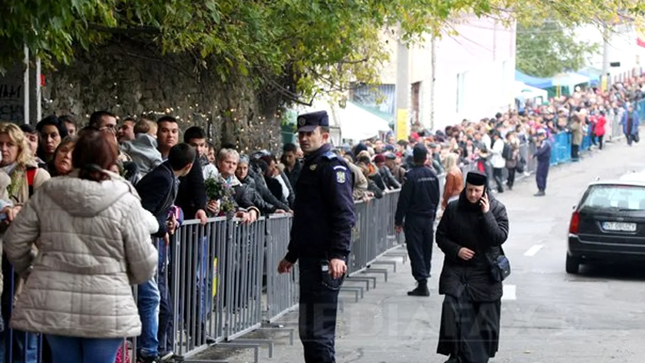 Aproximativ 220.000 de persoane au trecut pe la racla cu moaştele Sfintei Cuvioasei Parascheva