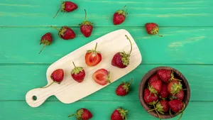 Nu mai aruncați codițele de la căpșuni. Pot fi transformate într-un ingredient delicios