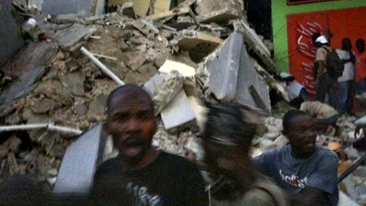 Circa 200 de persoane s-ar putea afla într-un hotel care s-a prăbuşit la Port-au-Prince
