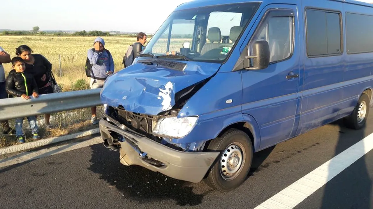 FOTO | Trei persoane au fost rănite după ce un microbuz şi un autoturism s-au ciocnit în Timiş