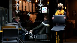 Crăciunul nu vine peste tot cu restricţii mai aspre. Ţara în care deschiderea barurilor şi a restaurantelor nu este exclusă