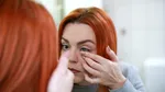 O greșeală frecventă pe care o faci atunci când porți lentile de contact ar putea duce la orbire