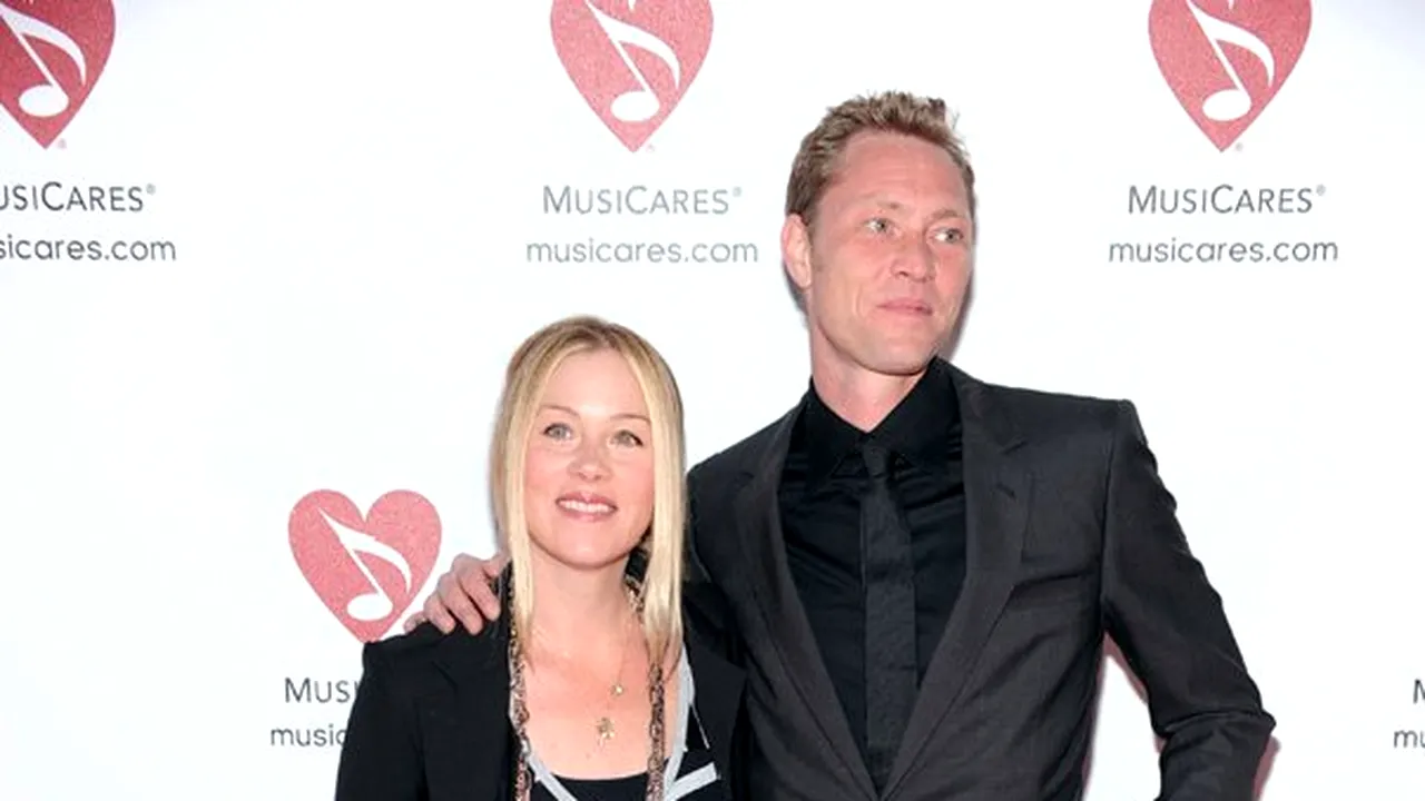 Soţul actriţei Christina Applegate, percheziţionat de poliţie, după o altercaţie cu un fotograf